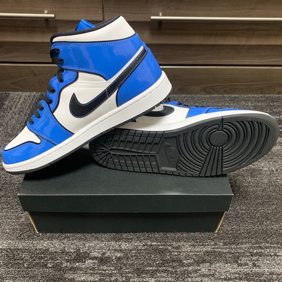 Air Jordan 1 Mid SE Signal Blue - Picture 1 of 7